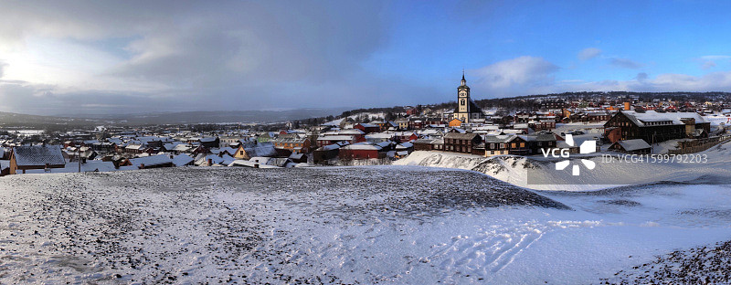 冬季雪景下的勒罗斯矿业小镇全景图片素材