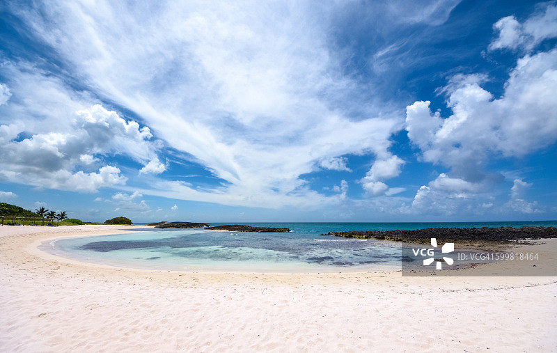 古巴，完美的加勒比海滩田园诗般的景色，原始的碧绿海水，白色沙滩和堡礁图片素材