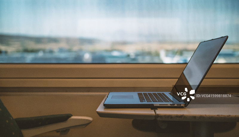 火车上的笔记本电脑图片素材
