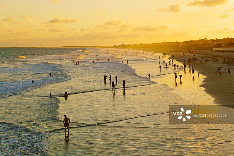 人群享受海滩图片素材