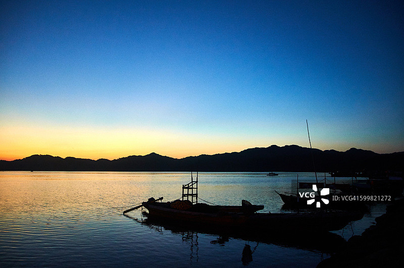 日落时分菲律宾渔港的剪影图片素材