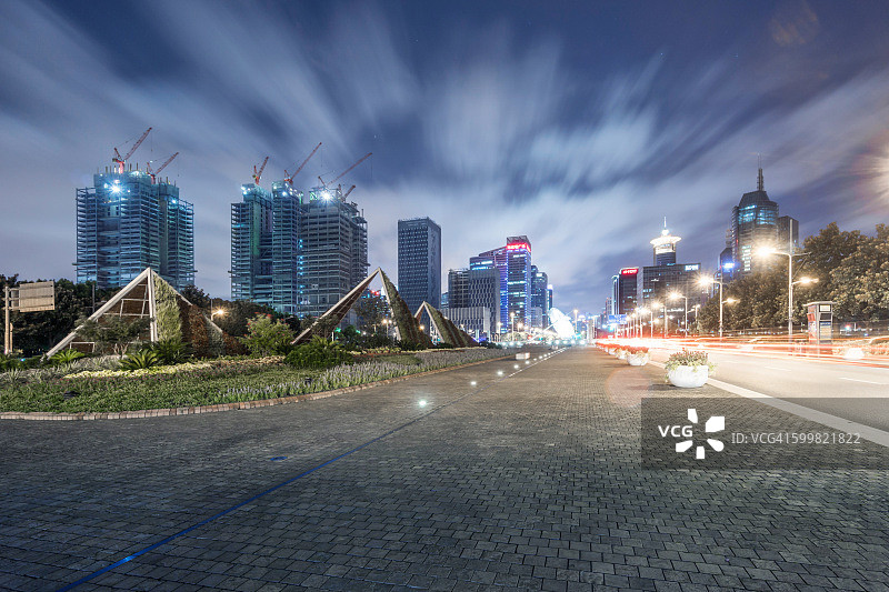 夜幕下的上海浦东世纪广场图片素材