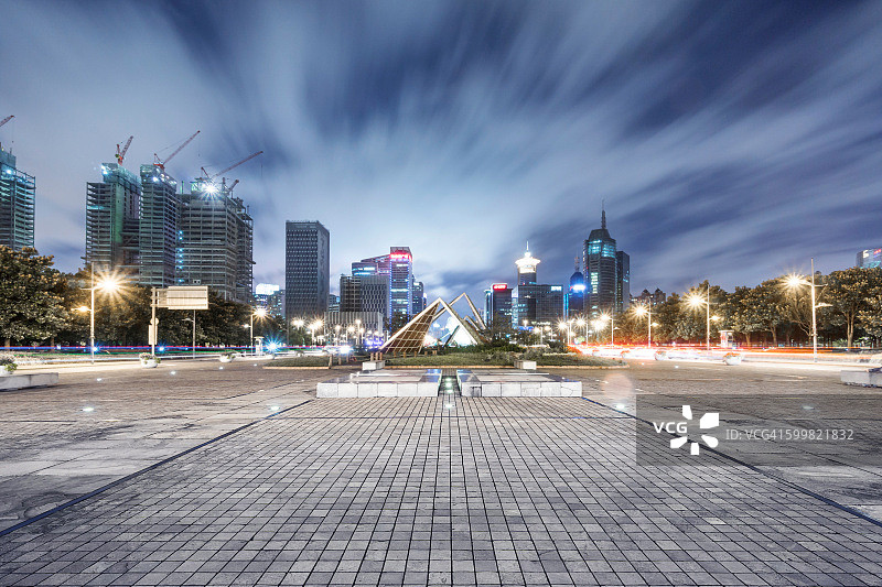 夜幕下的上海浦东世纪广场图片素材