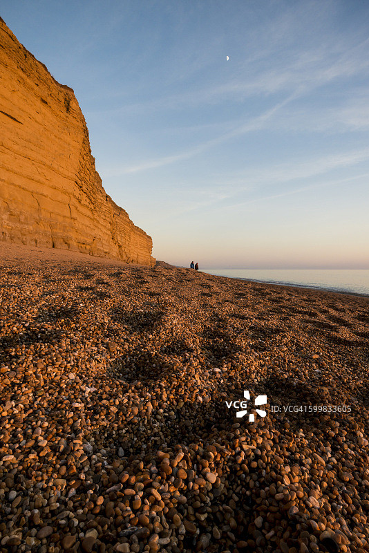 黄昏时分英国多塞特伯顿布拉德斯托克卵石滩和悬崖图片素材