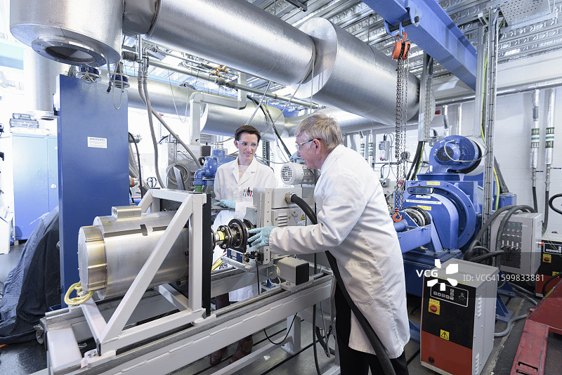 科学家在电池研究中心测试锂电池和电动马达图片素材