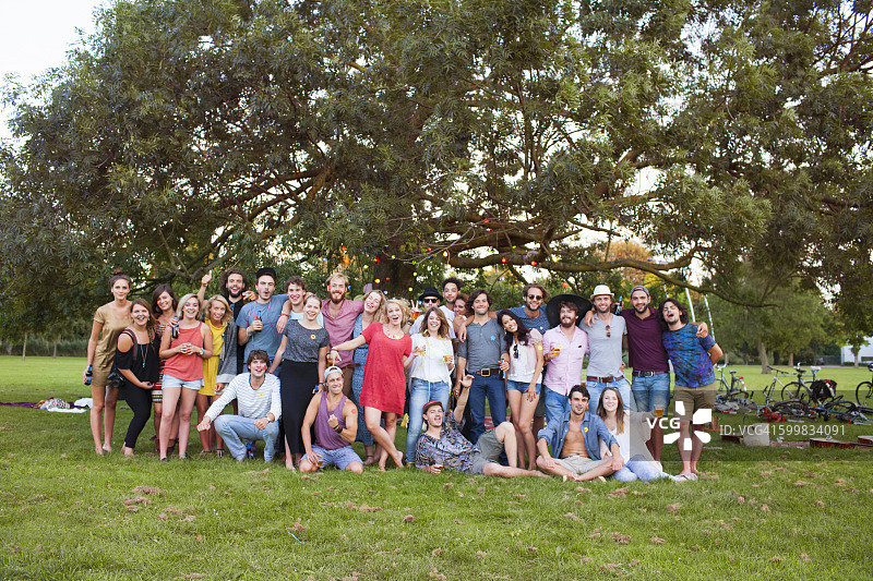 公园日落派对上的男女成人人群肖像图片素材