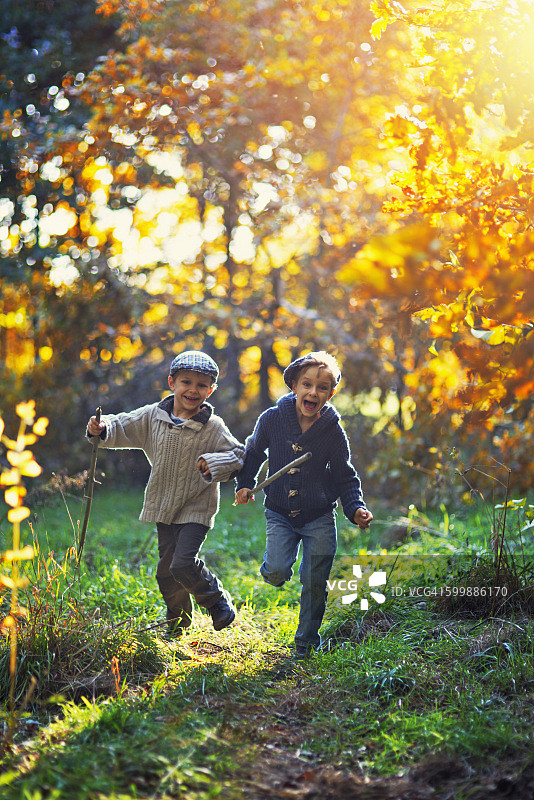 在秋日森林奔跑的少年图片素材