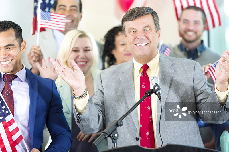 竞选地方政府官员的老年政治家图片素材