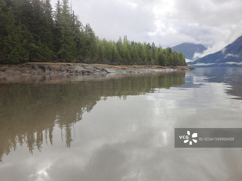 北方河流岸边图片素材