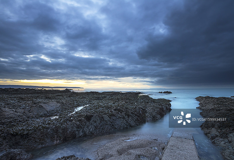 暴风雨海岸图片素材