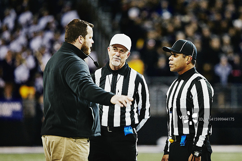 足球教练与裁判争论图片素材