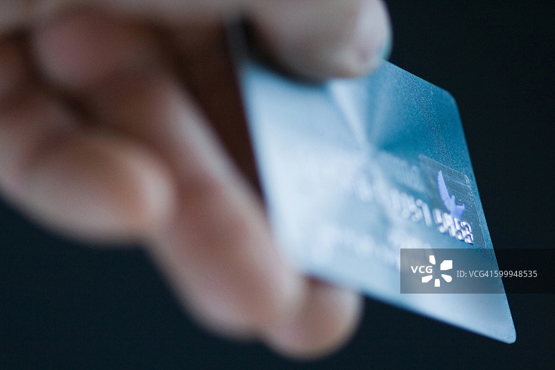 手持信用卡的特写镜头图片素材