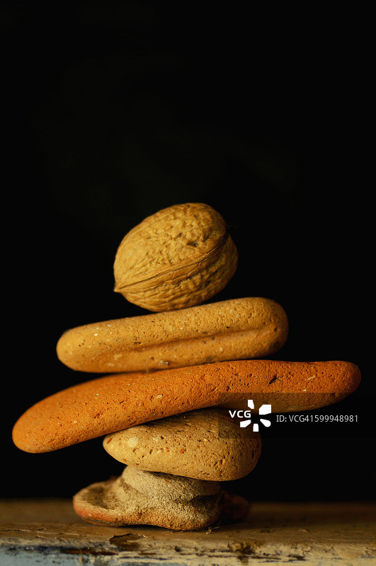 石头堆上的核桃的影棚照片图片素材