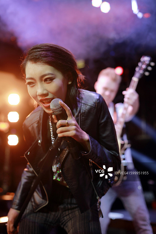 乐队歌手在舞台上表演图片素材