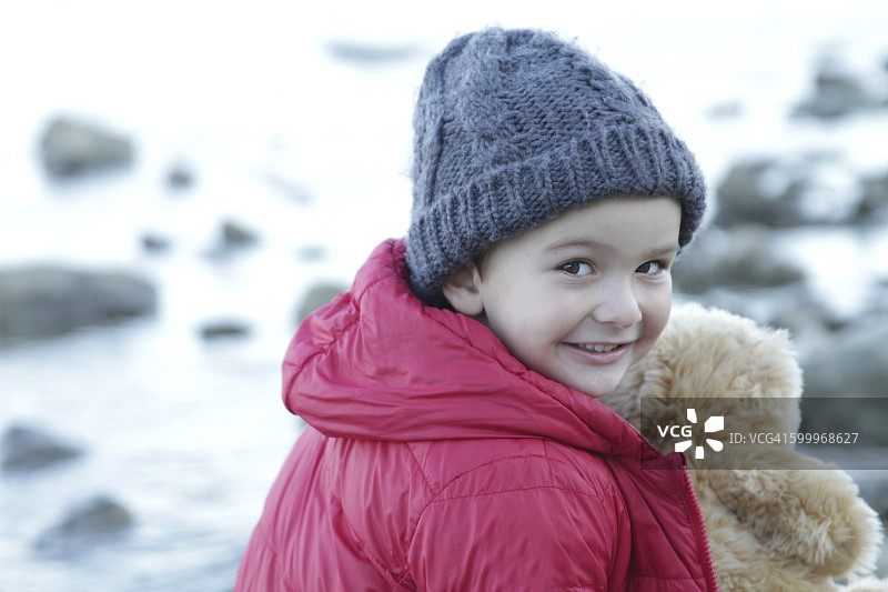 冬天在海滩的男孩图片素材