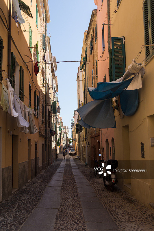 阿尔盖罗街道上悬挂的衣服图片素材