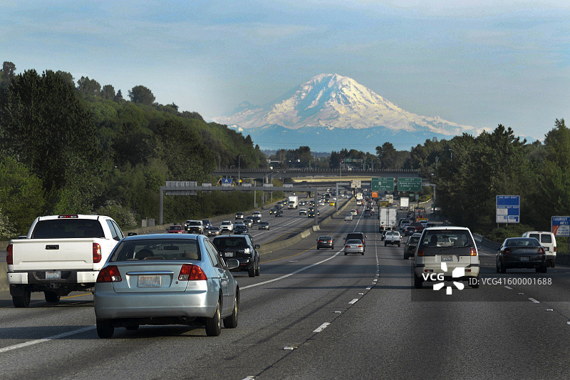 在西雅图的通勤者开车前往瑞尼尔山，5号州际公路图片素材
