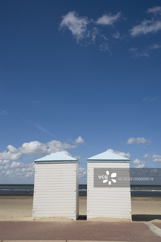 两个海滩小屋图片素材