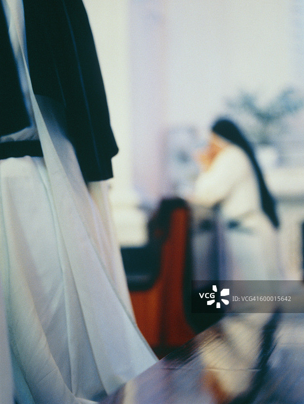 教堂里的修女图片素材