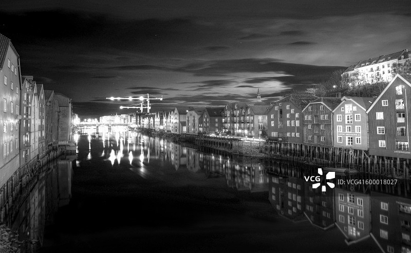 夜晚灯光下的特隆赫姆老城运河图片素材