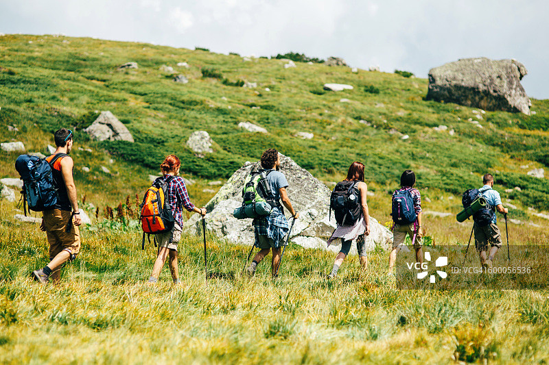 朋友们在山中徒步旅行图片素材