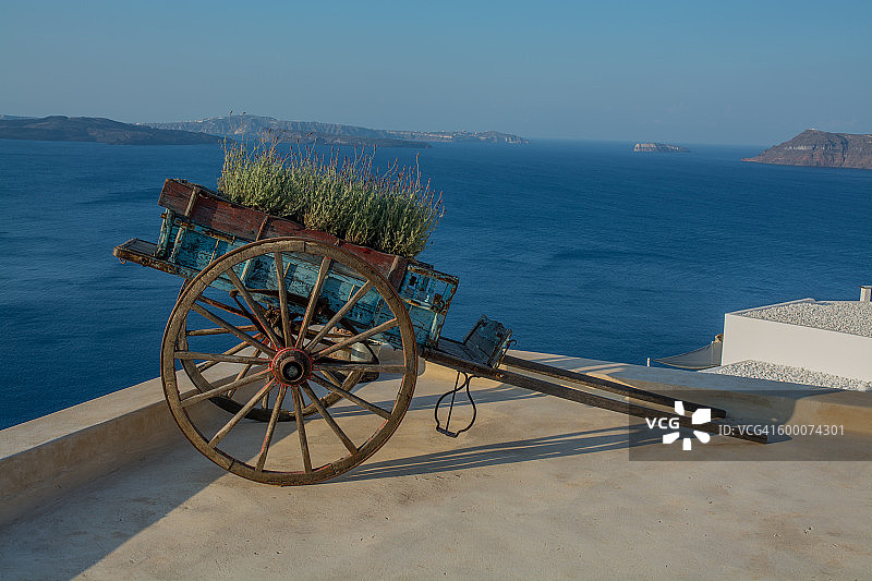 漫步在圣托里尼的街道上图片素材