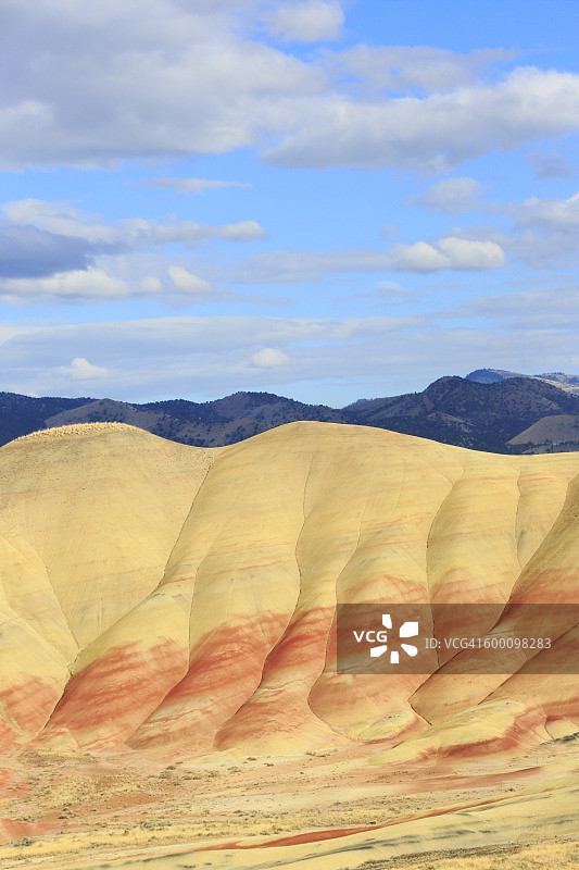 彩绘山上空的云朵图片素材