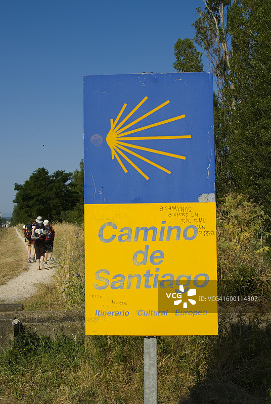 西班牙莱昂圣地亚哥朝圣之路上的朝圣者图片素材