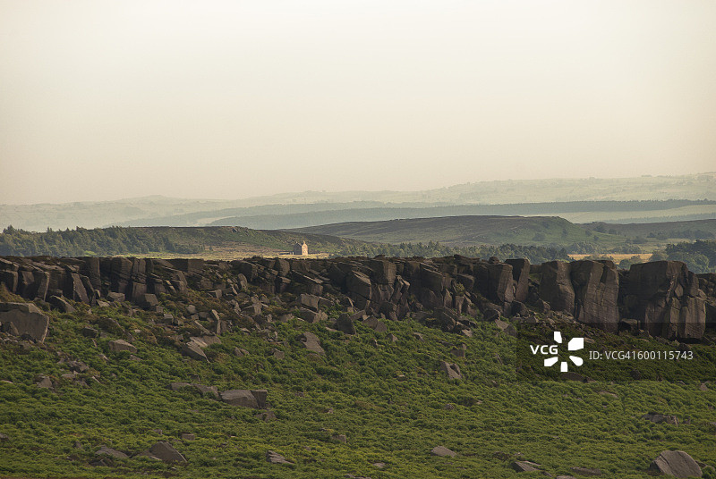 远眺白色边缘小屋图片素材