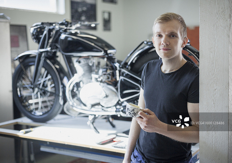 有男机械师的复古摩托车车间图片素材