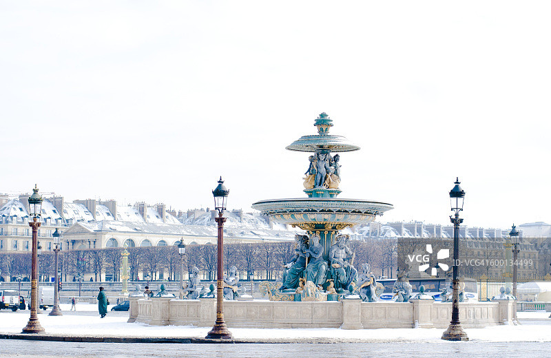 下雪的巴黎喷泉图片素材