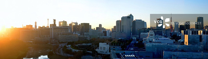 东京城市日出时分的天际线图片素材