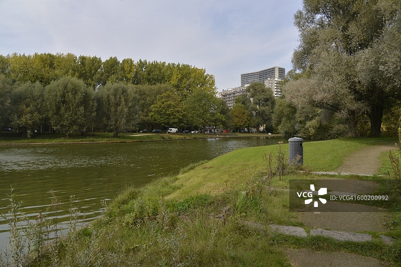 池塘边的小路图片素材