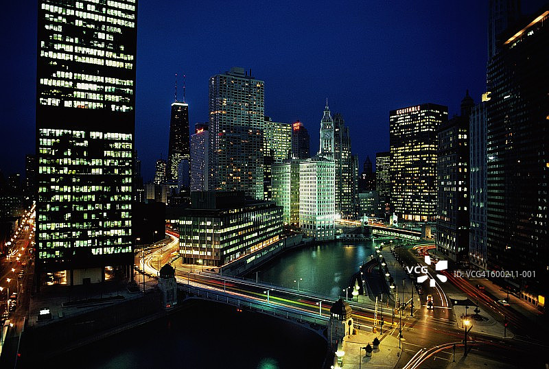美国芝加哥，芝加哥河瑞格利大厦夜景图片素材