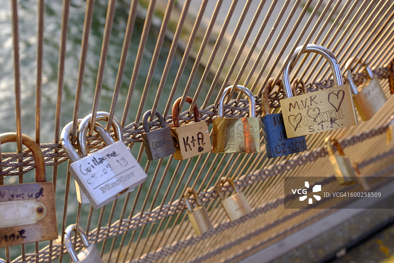 艺术桥上的挂锁图片素材