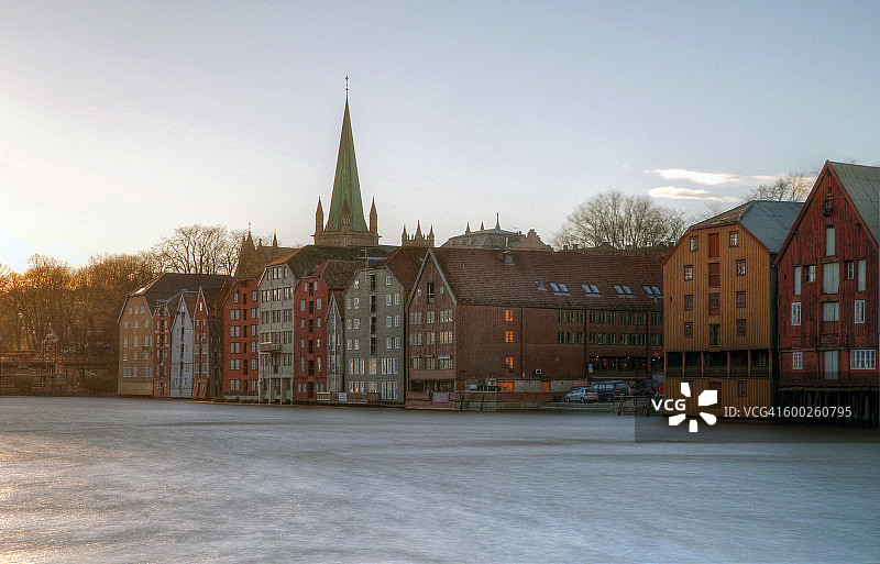 特隆赫姆老城区运河和大教堂尖顶图片素材