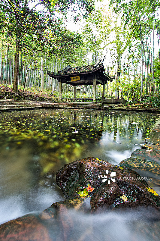 杭州云栖的静心亭和池塘图片素材