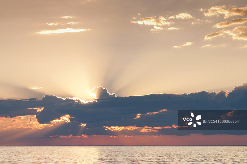 圣劳伦斯河，阳光在云层后图片素材