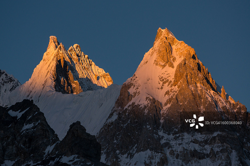 K2徒步路线：加舒尔布鲁木V峰日落图片素材