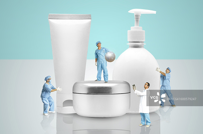 一群科学家手持化妆品图片素材