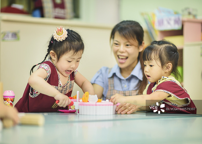 孩子玩切蛋糕玩具图片素材