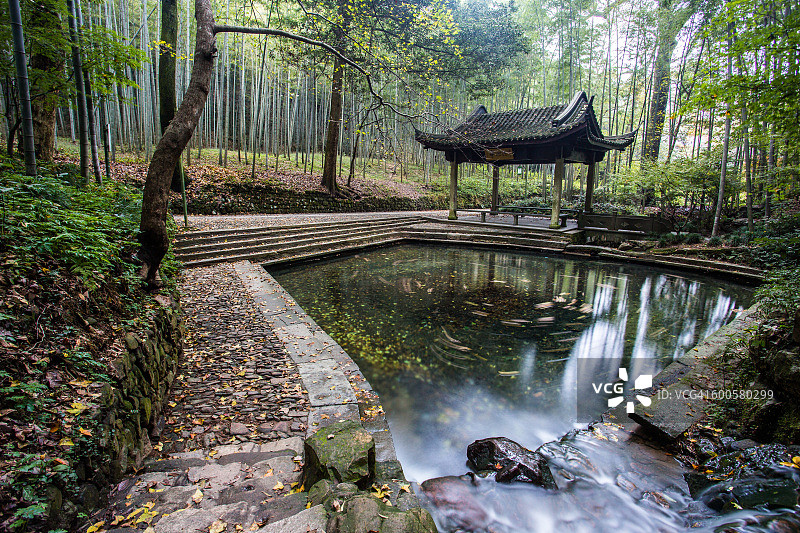 杭州云栖的静心亭和池塘图片素材