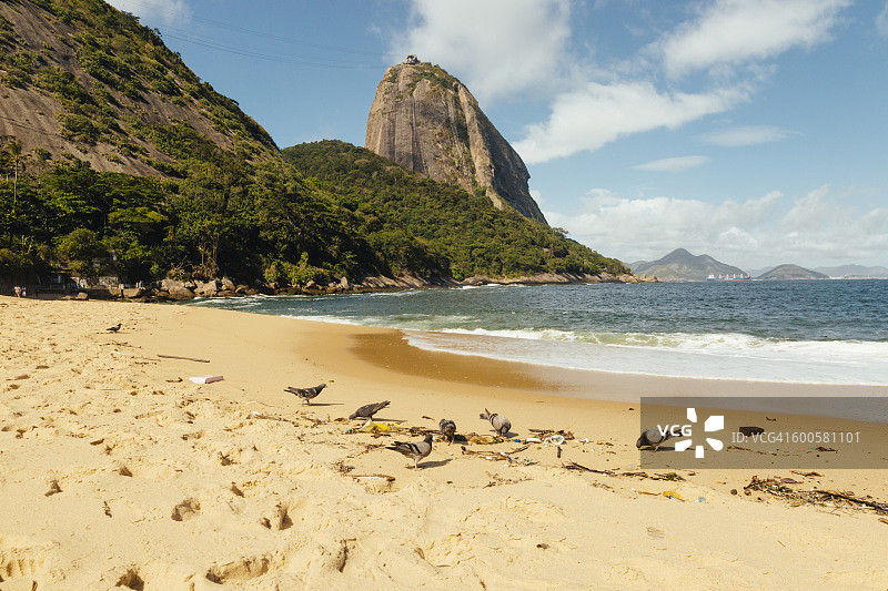 肮脏的红色海滩和面包山图片素材