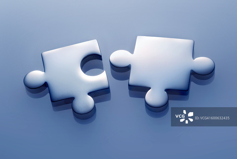 蓝色有机玻璃上的拼图图片素材