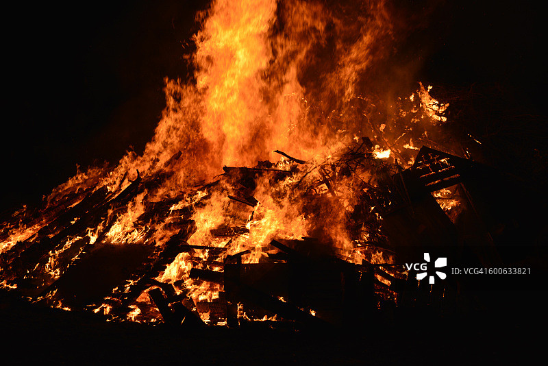 大型篝火、家具、托盘、木材图片素材