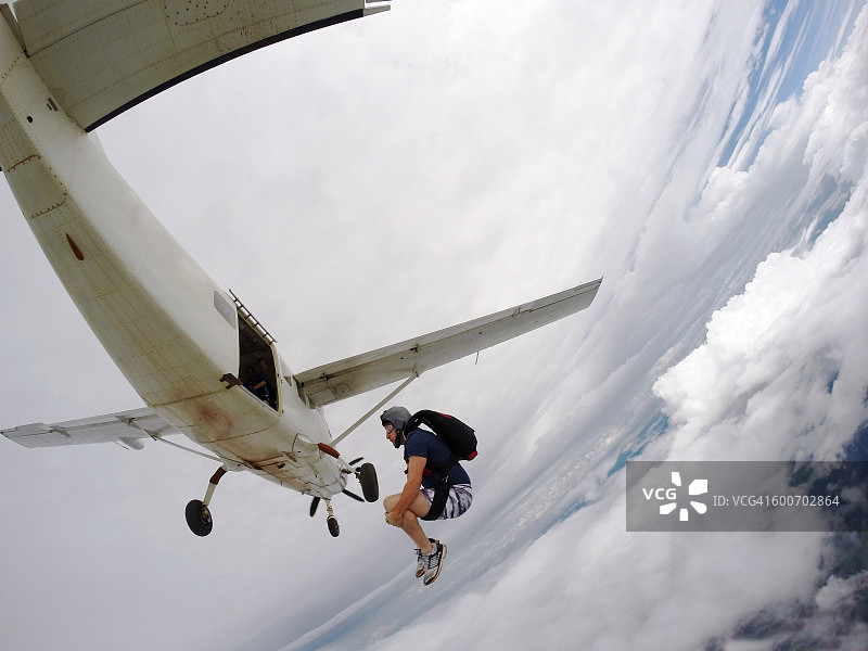 跳伞运动员离开飞机图片素材