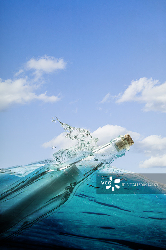 海洋中的瓶中信图片素材