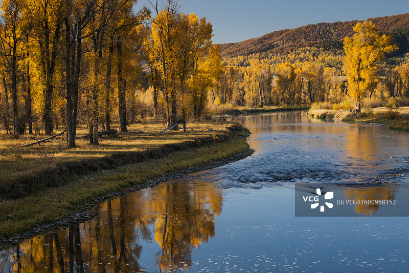 扬帕河畔的秋色图片素材