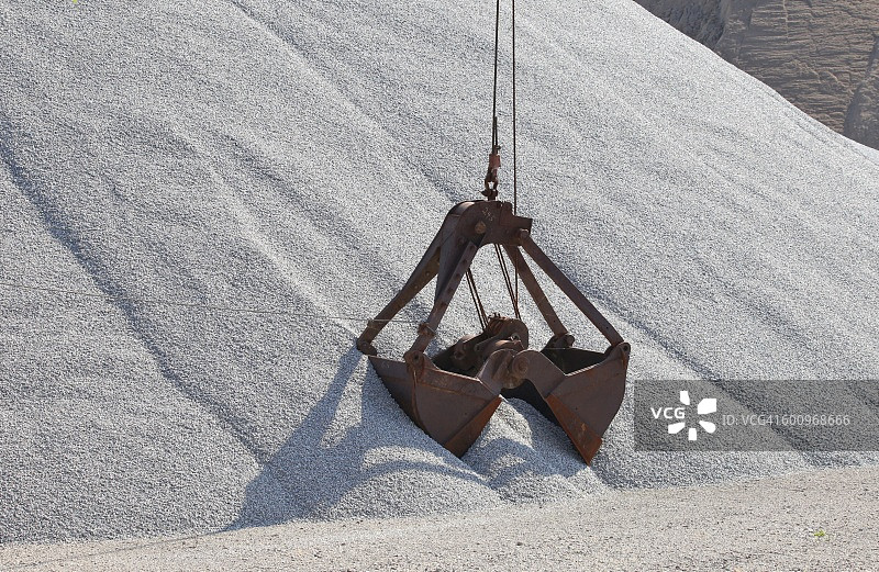 露天采石场作业的抓斗图片素材