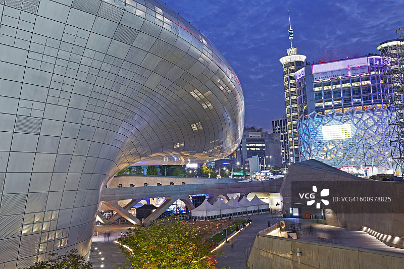 从东大门设计广场看到的乙支路图片素材